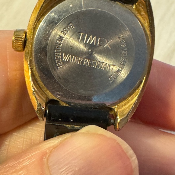 Vintage Women Timex Watch Water Resistant. Works - Picture 4 of 5